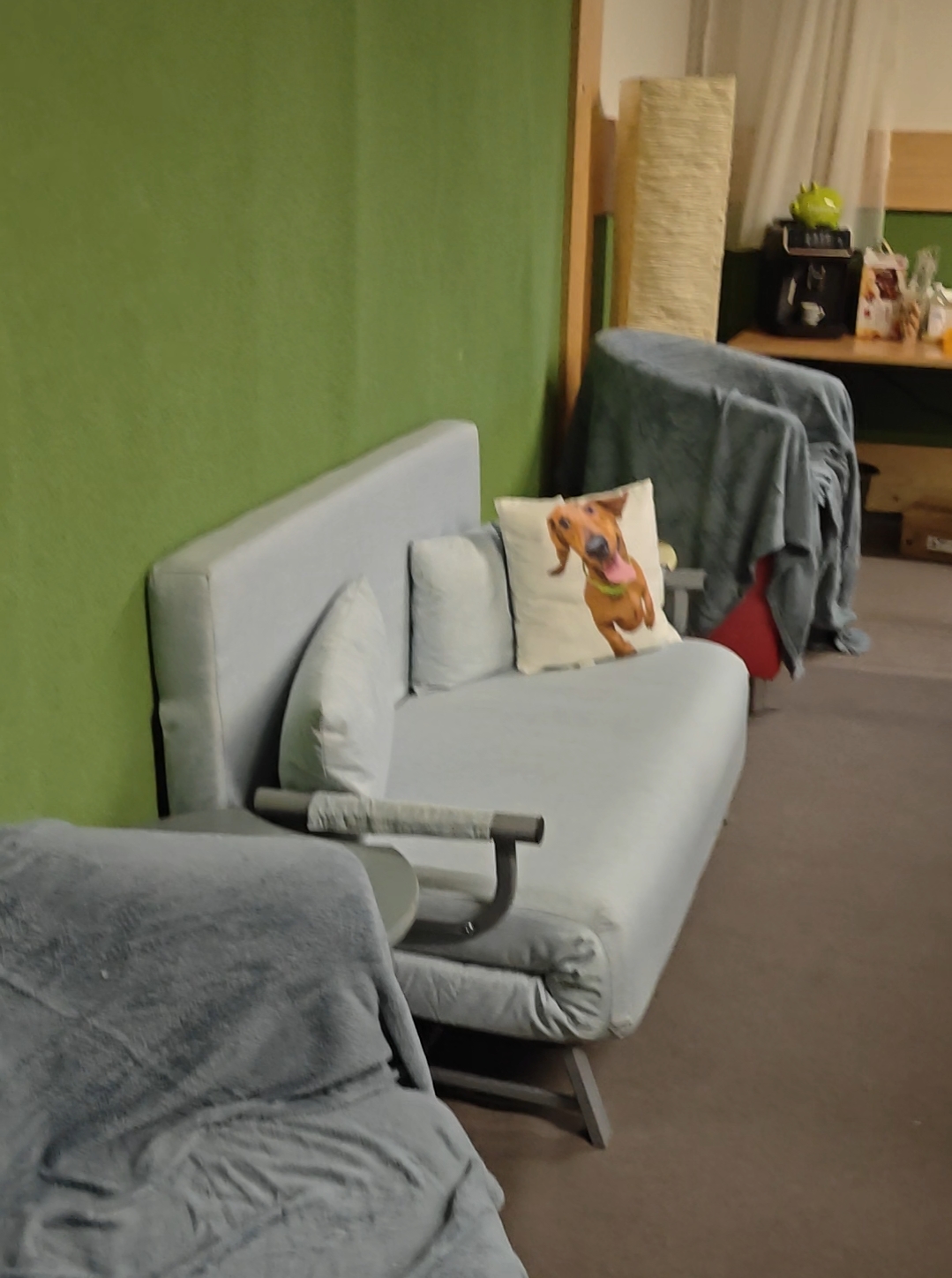 Pausenbereich mit Sofa und Kaffeemaschine